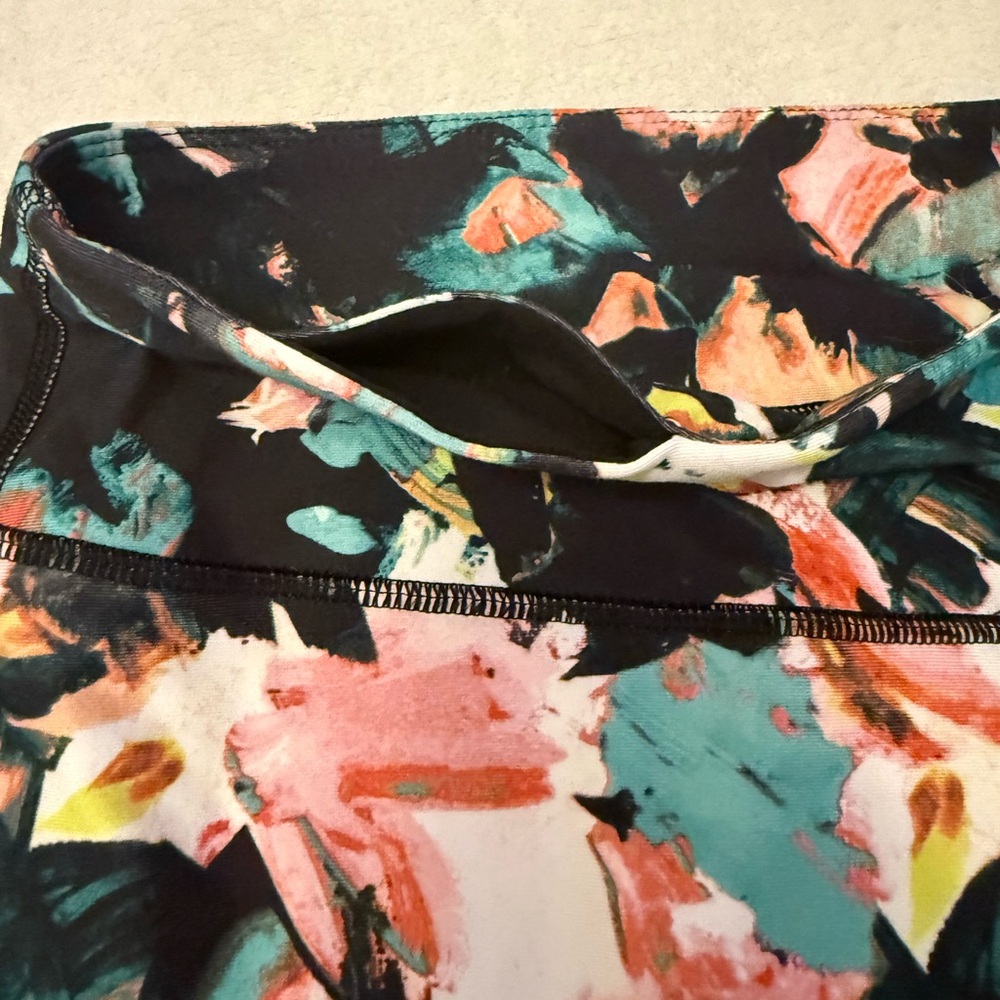 Fabletics Printed Yoga Cropped Pants Size L - Picture 4 of 5